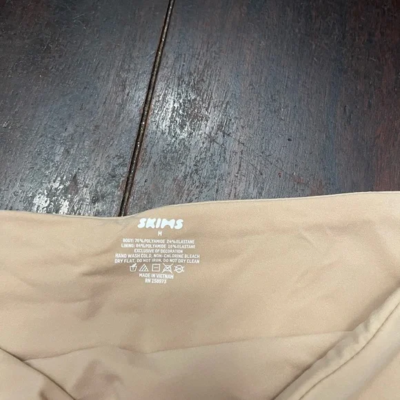 SKIMS Strapless Bandeau Bra in Nude - Picture 3 of 4